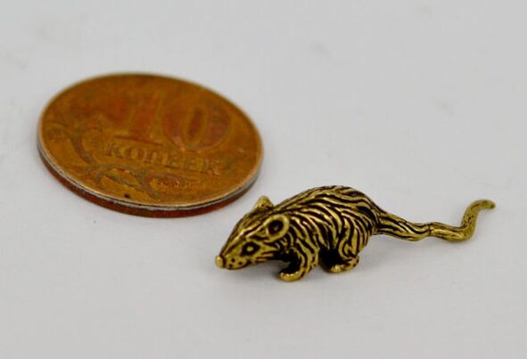 figurina unui șoarece ca o amuletă de noroc