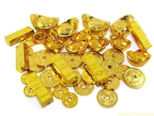 lingouri de aur și monede ca amulete ale norocului
