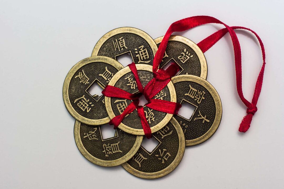 Amuleta chinezească pentru bani cu hieroglifele corespunzătoare